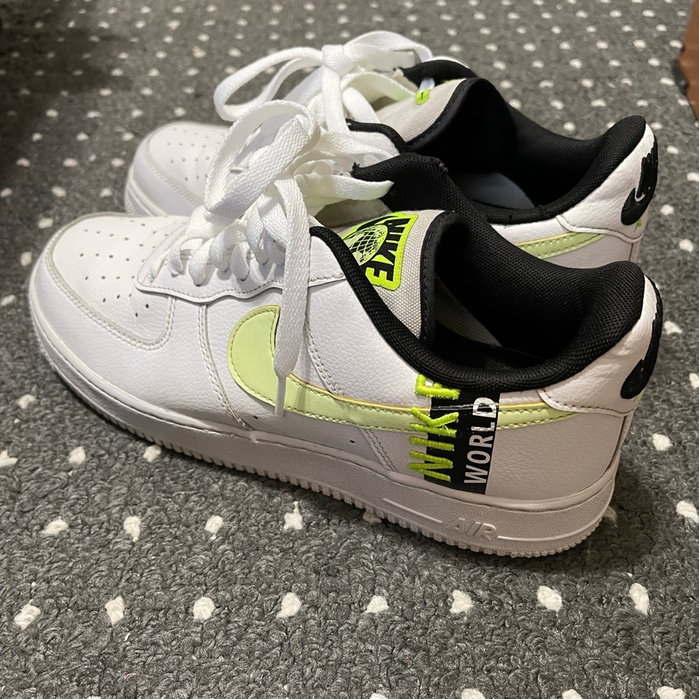 NIKE AIR FORCE 1 LOW “WORLDWIDE WHITE VOLT” SIZE 8.5